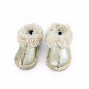 Adorable White Baby Shoes with Fluffy Trim Size 5.